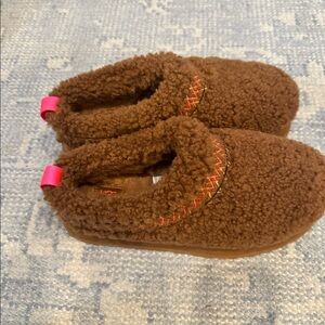 UGG Tazz Braid size 9